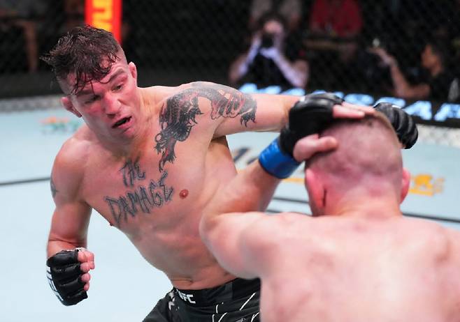 대런 엘킨스(왼쪽). 사진=UFC