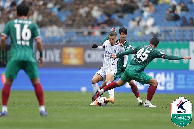 대전을 상대하는 안양 마테우스(한국프로축구연맹 제공)