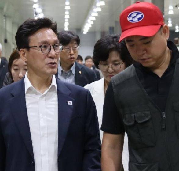 전남광주 목포수협 위판장을 찾은 김민석 후보. 전남광주=뉴시스