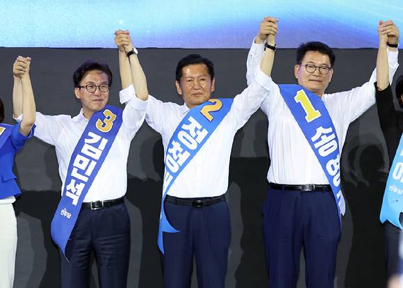 송영길, 정청래, 김민석(기호순. 오른쪽부터) 더불어민주당 당 대표 후보가 8일 인천 남동체육관에서 열린 '민주당 당 대표·최고위원 순회경선 합동연설회'에서 당원들에게 인사하고 있다. [사진=연합뉴스]