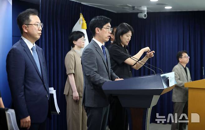 [서울=뉴시스] 김선웅 기자 = 김민재 행정안전부 차관이 4일 서울 종로구 정부서울청사에서 중대범죄수사청(중수청) 개청 관련 브리핑을 하고 있다. 2026.08.04. mangusta@newsis.com