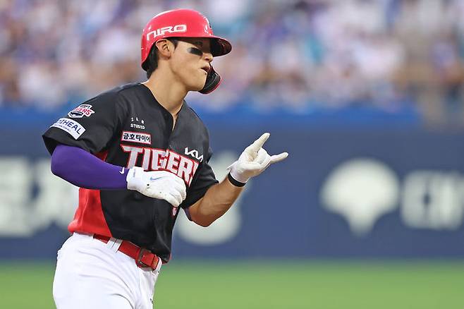 [서울=뉴시스] 프로야구 KIA 타이거즈 김도영이 30일 대구 삼성라이온즈파크에서 열린 2026 신한 쏠 KBO리그 삼성 라이온즈와의 경기에서 홈런을 친 뒤 베이스를 돌고 있다. (사진=KIA 타이거즈 제공) 2026.07.30. *재판매 및 DB 금지