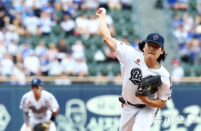 [서울=뉴시스] 전신 기자 = 26일 서울 잠실야구장에서 열린 2026 KBO 리그 삼성 라이온즈와 두산 베어스의 경기에서 1회초 두산 선발 곽빈이 역투하고 있다. 2026.07.26. photo1006@newsis.com