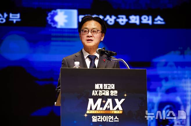 [서울=뉴시스] 정병혁 기자 = 김정관 산업통상부 장관이 24일 서울 중구 대한상공회의소에서 열린  M.AX 얼라이언스 정기총회에서 인사말을 하고 있다. 2025.12.24. jhope@newsis.com