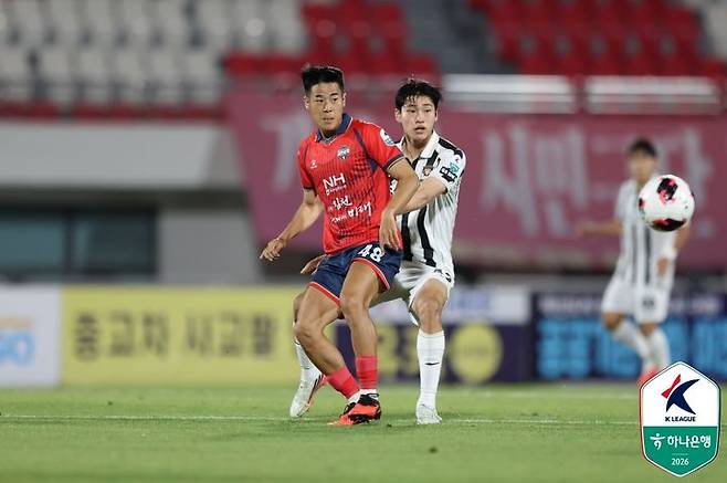 [서울=뉴시스] 프로축구 K리그1 김천 상무의 홍윤상, FC서울의 손정범. (사진=한국프로축구연맹 제공)