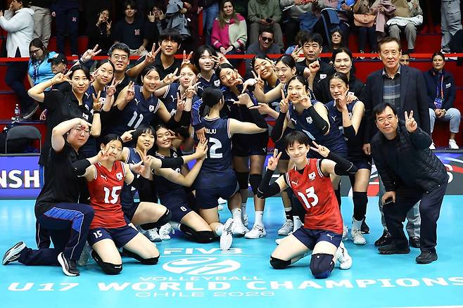 2연승한 한국 대표팀 17세 이하 여자배구대표팀 선수들이 8일(한국시간) 칠레 로스안데스에서 열린 2026 국제배구연맹(FIVB) U-17 여자세계선수권대회 조별리그 D조 2차전 대만과 경기에서 승리한 뒤 기념사진을 찍고 있다. [FIVB 홈페이지 캡처. 재배포 및 DB 금지]