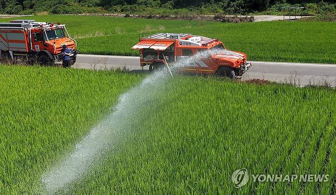 산림청, 농업용수 부족 밀양서 급수 작업 (밀양=연합뉴스) 김동민 기자 = 폭염과 가뭄이 이어지는 지난 8월 5일 오후 산림청이 농업용수가 부족한 경남 밀양시 무안면에서 급수 작업을 하고 있다. 2026.8.5
