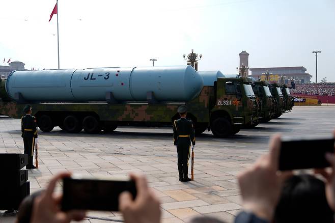 2025년 9월 3일 2차 세계대전 승전 80주년 열병식에서 JL-3 잠수함발사탄도미사일(SLBM)을 탑재한 중국군 장갑차량들이 행진하고 있다.(베이징/AP뉴시스)