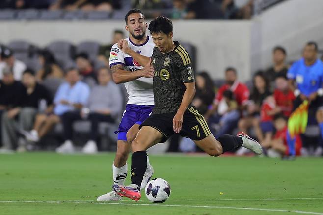 LAFC 손흥민이 상대 수비를 앞에 둔 채 슈팅을 시도하고 있다. 사진=AP PHOTO