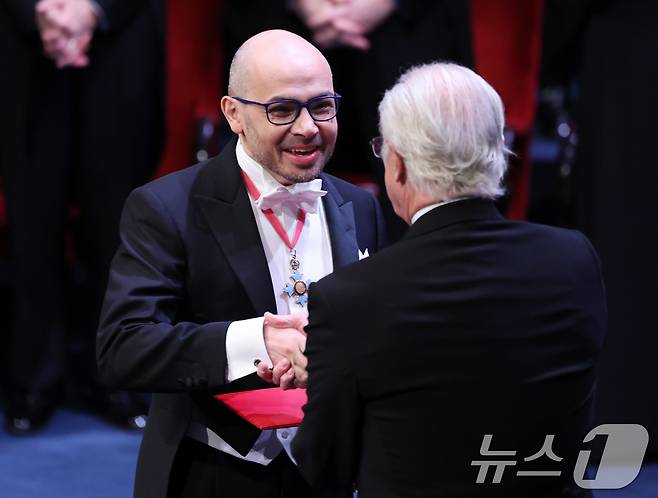 데미스 허사비스 구글 딥마인드 최고경영자가 10일(현지시간) 스웨덴 스톡홀름 콘서트홀에서 열린 2024 노벨상 시상식에서 스웨덴 칼 16세 구스타프 국왕으로부터 노벨 화학상을 수상하고 있다. 2024.12.11 ⓒ 뉴스1 박지혜 기자