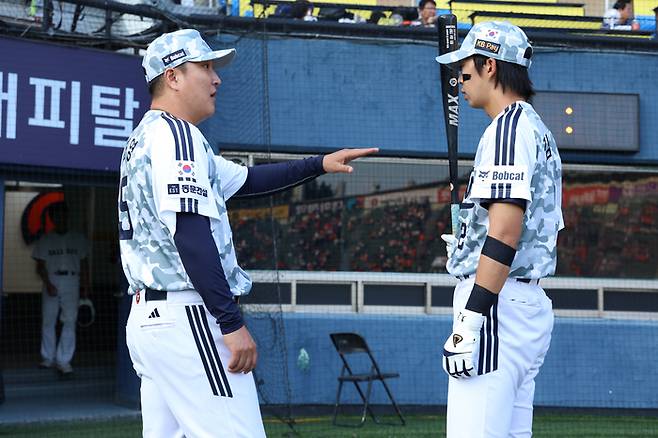 두산 이진영 타격코치(왼쪽)가 2일 서울 잠실구장에서 열린 2026 KBO리그 정규시즌 한화전에 앞서 김민석과 대화하고 있다. 사진 | 두산 베어스