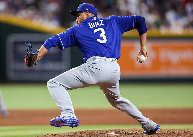 PHOENIX, ARIZONA - AUGUST 8: Edwin Diaz #3 of the Los Angeles Dodgers pitches during the ninth inning of a game against the Los Angeles Dodgers at Chase Field on August 8, 2026 in Phoenix, Arizona.   Mike Christy/Getty Images/AFP (Photo by Mike Christy / GETTY IMAGES NORTH AMERICA / Getty Images via AFP)        <저작권자(c) 연합뉴스, 무단 전재-재배포, AI 학습 및 활용 금지>