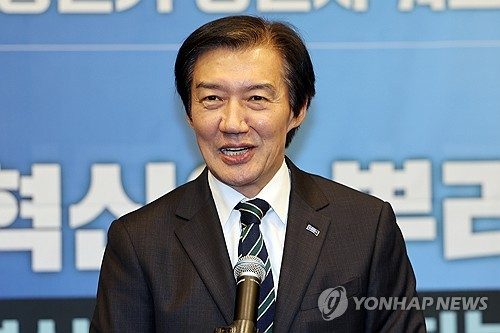 조국 조국혁신당 혁신정책연구원장이 6월 17일 광주 서구 치평동 브리브 광주 바이 롯데호텔에서 열린 6·3지방선거 당선자 워크숍을 찾아 발언하고 있다. [연합뉴스]
