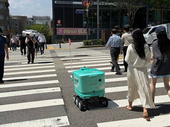 지난 6일 오전 서울 강남구 언주로에서 배달로봇 딜리가 길을 건너고 있다. 사진=주원규 기자