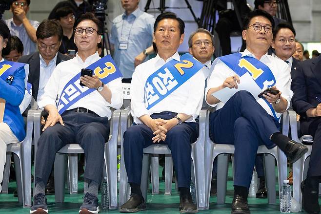 더불어민주당 김민석(왼쪽부터), 정청래, 송영길 당대표 후보가 9일 강원 횡성군 횡성국민체육센터에서 열린 더불어민주당 당대표 및 최고위원 선출을 위한 강원 순회경선 합동연설회에 자리하고 있다. 횡성=뉴스1