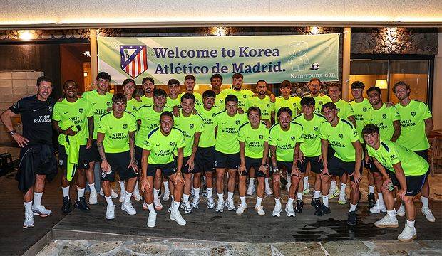 이강인이 대접한 저녁 식사 후 기념사진 찍은 아틀레티코 마드리드 선수단. 구단 홈페이지 캡처