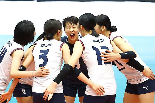 한국 U17 여자배구대표팀 선수들이 9일 이탈리아전에서 득점한 뒤 함께 기뻐하고 있다. 사진 FIVB