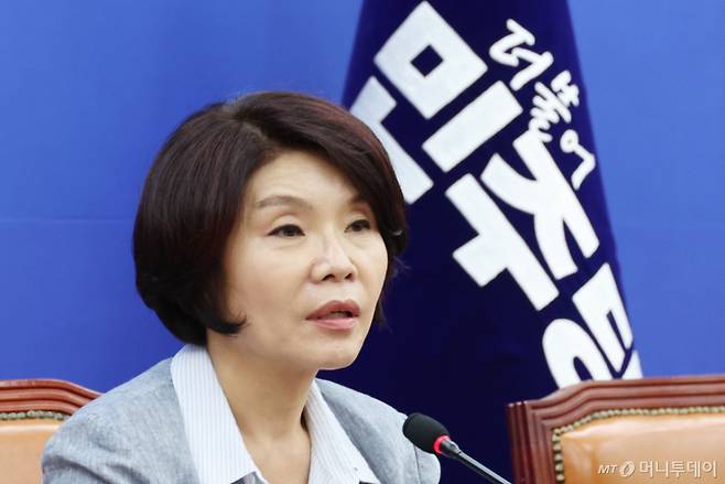 [서울=뉴시스] 최진석 기자 = 더불어민주당 정책위의장인 한정애 의원이 9일 여의도 국회에서 현안 관련 간담회를 하고 있다. 2026.08.09. myjs@newsis.com /사진=최진석
