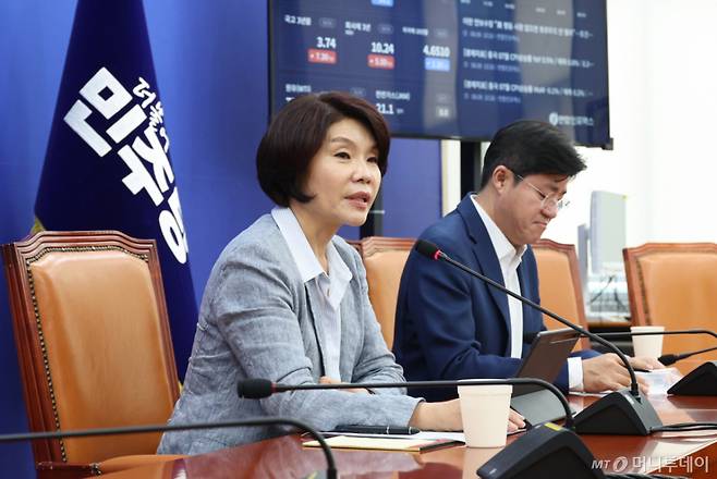 [서울=뉴시스] 최진석 기자 = 더불어민주당 정책위의장인 한정애(왼쪽) 의원이 9일 여의도 국회에서 현안 관련 간담회를 하고 있다. 2026.08.09. myjs@newsis.com /사진=최진석