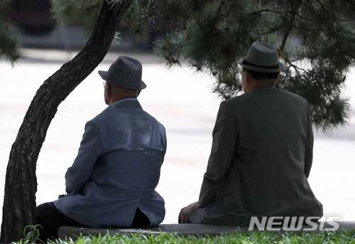 [서울=뉴시스] 김은하 한국사회보장정보원 연구센터장이 최근 2026년 제5차 정책연구세미나에서 발표한 자료에 따르면 집안일을 부탁하거나 이야기 상대가 필요한 경우 둘 중 하나라도 도움을 받을 곳이 없는 사회적 고립도는 2025년 기준 33%였다. (사진=뉴시스 DB) 2018.05.07. photo@newsis.com