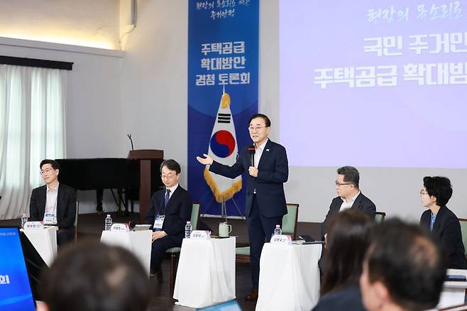 [서울=뉴시스] 김윤덕 국토교통부 장관이 14일 서울 중구 정동 1928 아트센터에서 열린 주택공급 확대 방안 경청 토론회에서 발언하고 있다. (사진=국토부 제공) photo@newsis.com *재판매 및 DB 금지