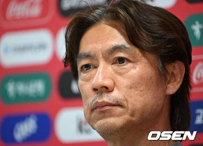 [OSEN=사포판(멕시코), 이대선 기자] 홍명보 감독이 이끄는 대한민국 축구국가대표팀이 26일(한국시각) 멕시코 과달라하라 인근 사포판의 치바스 베르데 바예에서 훈련을 진행했다.대한민국은 1승 2패(승점 3)로 조 3위에 머물렀다. 자력으로 32강에 오를 기회를 놓쳤고, 이제는 다른 조 경기 결과를 기다려야 하는 처지가 됐다.훈련에 앞서 대한민국 홍명보 감독이 인터뷰를 하고 있다. 2026.06.26 /sunday@osen.co.kr