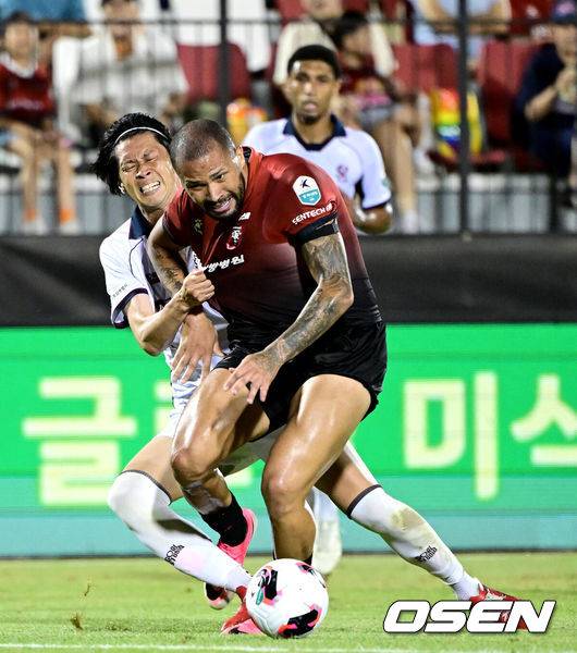 [OSEN=부천, 최규한 기자] 8일 오후 경기도 부천종합운동장에서 ‘하나은행 K리그1 2026’ 22라운드 부천FC1995와 광주FC의 경기가 열렸다.홈팀 부천은 승점 3점을 추가해 상승세를 이어가려 한다. 광주는 긴 무승을 끊고 최하위 탈출의 실마리를 찾아야 한다.후반 부천 가브리엘의 돌파를 광주 리영직이 저지하고 있다. 2026.08.08 / dreamer@osen.co.kr