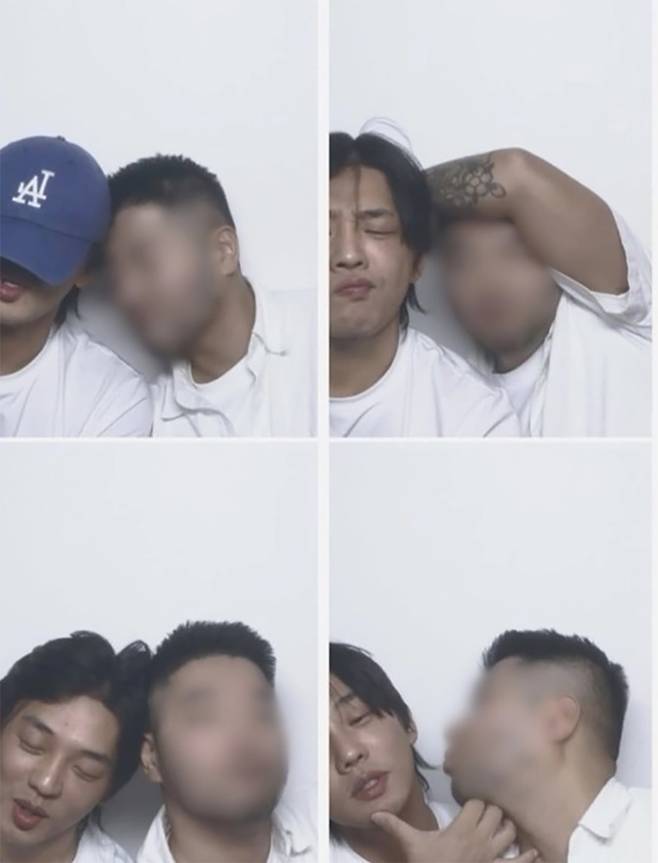 흰색 상의를 맞춰 입은 두 남성이 포토부스에서 얼굴을 맞대고 밀착한 채 장난스러운 포즈를 취하고 있다. 이산 사회관계망서비스
