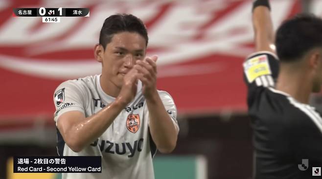 일본 프로축구 시미즈 S펄스 공격수 오세훈이 8일 일본 도요타 스타디움에서 열린 2026-2027 일본 J리그 1라운드 개막전 나고야 그램퍼스전에서 경고를 받은 뒤 주심을 향해 엄지손가락을 치켜세운 뒤 박수까지 치고 있다. /사진=J리그 공식 유튜브 캡처