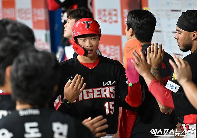 24일 오후 서울 구로구 고척스카이돔에서 열린 '2026 신한 SOL Bank KBO리그' KIA 타이거즈와 키움 히어로즈의 경기, 6회초 2사 2루 KIA 박재현이 김호령의 1타점 적시타때 득점에 성공한 후 더그아웃에서 하이파이브를 하고 있다. 엑스포츠뉴스 DB