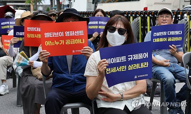 한국임대인연합, 비아파트 규제 철폐 요구 (서울=연합뉴스) 이진욱 기자 = 한국임대인연합 소속회원들이 지난달 27일 서울 청와대 부근에서 비아파트에 대한 규제 철폐를 요구하는 집회를 하고 있다. 2026.7.27 cityboy@yna.co.kr