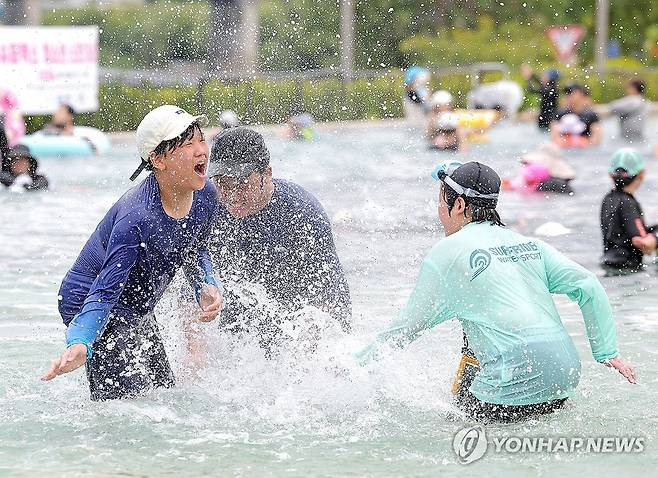 물놀이 즐거워 (서울=연합뉴스) 류영석 기자 = 더위가 이어지는 주말인 9일 서울 잠실한강공원 물놀이장을 찾은 시민들이 피서를 즐기고 있다. 2026.8.9 ondol@yna.co.kr