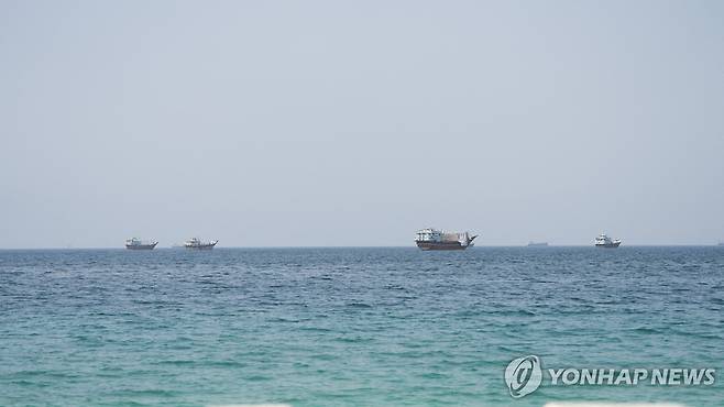 호르무즈 해협 인근을 지나는 선박 [로이터=연합뉴스. 재판매 및 DB 금지]