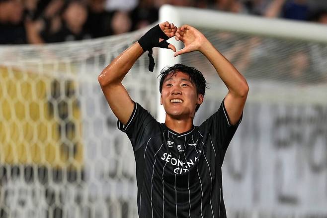 프로축구 K리그2 성남FC의 양태양이 하나은행 K리그2 2026 21라운드에서 성남 팬이 뽑은 경기 최고의 까지(MOM)에 선정됐다.