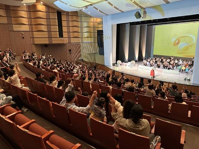 ◇강원랜드사회공헌재단은 이달부터 ‘2026년 문화공연사업’이 오는 29일 영월 문화예술회관을 시작으로 9월 11일 태백, 9월 17일 삼척까지 3개 시군에 걸쳐 펼쳐진다. 사진은 지난해 희망이음콘서트 모습.