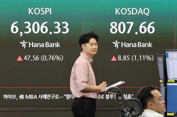 코스피가 상승 출발한 10일 서울 중구 하나은행 딜링룸 전광판에 코스피, 코스닥 지수가 표시돼있다. 연합뉴스