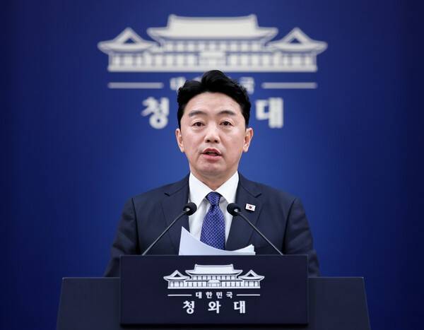 강훈식 비서실장이 10일 청와대 춘추관에서 이날 열린 메가프로젝트 민관합동 제2차 점검회의 결과 브리핑을 하고 있다. 연합뉴스