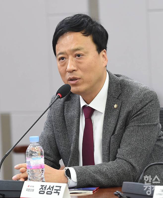 국민의힘 정성국 의원이 지난해 12월 15일 오후 서울 여의도 국회 의원회관에서 열린 '새벽배송 금지 누구의 새벽을 위한 선택인가' 토론회에서 축사를 하고 있다./ 이호형 기자 leemario@sporbiz.co.kr 2025.12.15