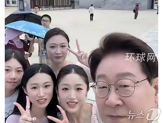 이재명 대통령이 지난 6일 서울 경복궁을 방문한 중국인 관광객들과 사진을 촬영했다. (환구망 SNS 계정 갈무리)