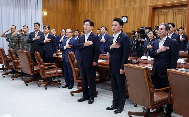 이재명 대통령이 10일 청와대에서 열린 메가프로젝트 민관합동 제2차 점검회의에서 국민의례를 하고 있다. 2026.8.10 연합뉴스