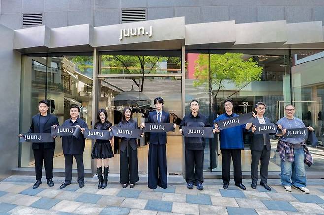 지난 7일 중국 베이징에서 진행된 삼성물산 패션부문의 디자이너브랜드 준지의 매장 오픈 기념식에서 행사 관계자들이 기념촬영을 하고 있다. 삼성물산 패션부문 제공
