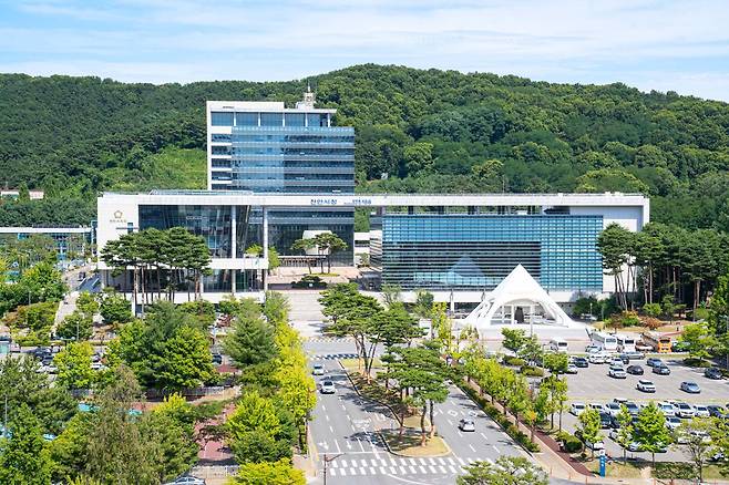 천안시청사 전경. 천안시는 숨진 배현정(11)군과 관련해 사망 직전 이틀 연속 아동학대 의심 신고를 통보받고도 즉각적인 분리·보호조치를 하지 못했다. 천안시 제공