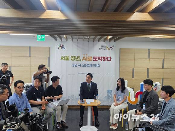 오세훈 서울시장이 10일 서울 마포구 서울창업허브 공덕을 방문해 청년 AI 스타트업 간담회에서 청년 AI스타트업 대표의 애로사항을 듣고 있다. [사진=홍성효 기자]