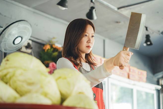 드라마 '유부녀킬러'에서 유보나 역을 맡은 공효진. 일명 '킹피셔'로 불리는 스나이퍼를 연기하고 있다. [사진 MBC]