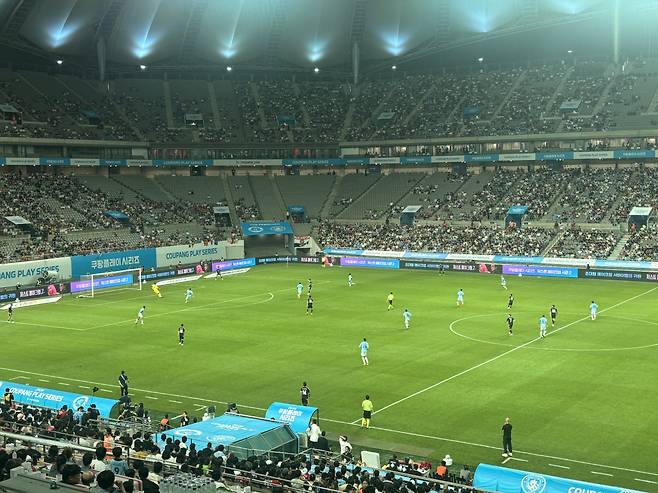 잉글랜드 프리미어리그 맨체스터 시티와 한국프로축구(K리그)를 대표하는 ‘팀 K리그’ 선수들이 지난 5일 서울월드컵경기장에서 경기를 시작하고 있다. 연합뉴스