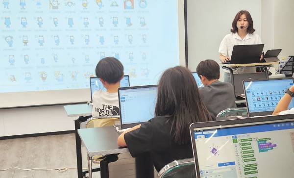 수원교육지원청 ‘블록코딩과 엔트리 기초 및 인공지능 AI’ 수업. 박화선기자
