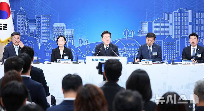 [서울=뉴시스] 김진아 기자 = 사진은 이재명 대통령이 지난달 23일 서울 여의도 KBS 별관 공개홀에서 열린 부동산정책 국민 대토론회에서 발언하고 있는 모습. (청와대통신사진기자단) 2026.07.23. bluesoda@newsis.com