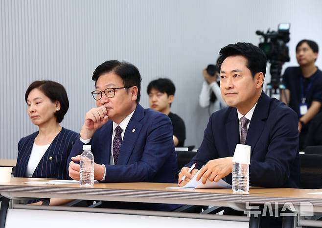 [서울=뉴시스] 김근수 기자 = 장동혁(오른쪽) 국민의힘 당 대표와 정점식 원내대표가 10일 오전 서울 여의도 국민의힘 당사에서 열린 여성·청년 당원교육 '2030 미래 의제 연구소' 개회식에서 참석해 있다. 2026.08.10. ks@newsis.com
