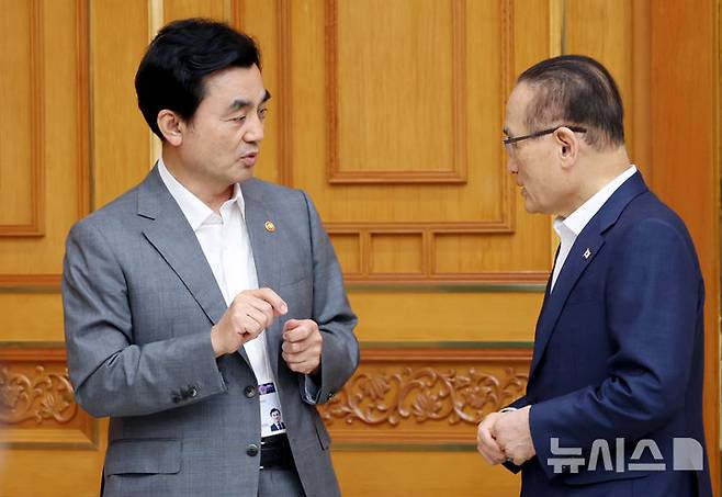 [서울=뉴시스] 조성봉 기자 = 안규백 국방부 장관과 위성락 안보실장이 10일 청와대에서 열린 메가프로젝트 2차 민관합동 점검회의에 앞서 대화를 하고 있다. 2026.08.10. suncho21@newsis.com