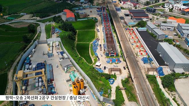 충남 아산시에서 진행 중인 '평택~오송간 KTX 제2복선화 2공구' 건설현장. 공사 구간은 1~5공구까지 있으며, 사고가 난 2공구는 SK에코플랜트가 시공을 맡고 있다. 故 아웅민우 씨는 SK에코플랜트가 하청을 준 LT삼보의 직원으로, 터널 안 컨베이어벨트를 점검하는 일을 하다 목숨을 잃었다.
